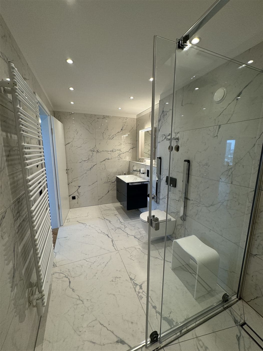 Marmor-Bad mit begehbarer Dusche: nachher